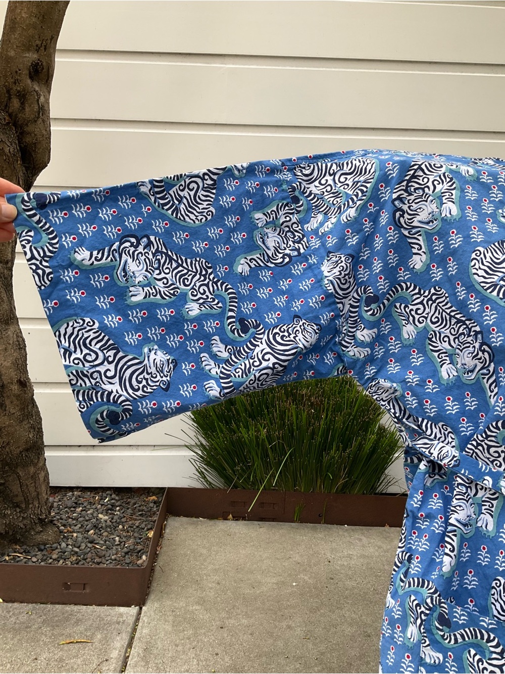 PrintFresh Blue & White Tiger Print Robe - Picture 4 of 7